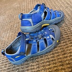 Keen Sandals Newport H2- waterproof- Blue- big kid size 6- EUC!